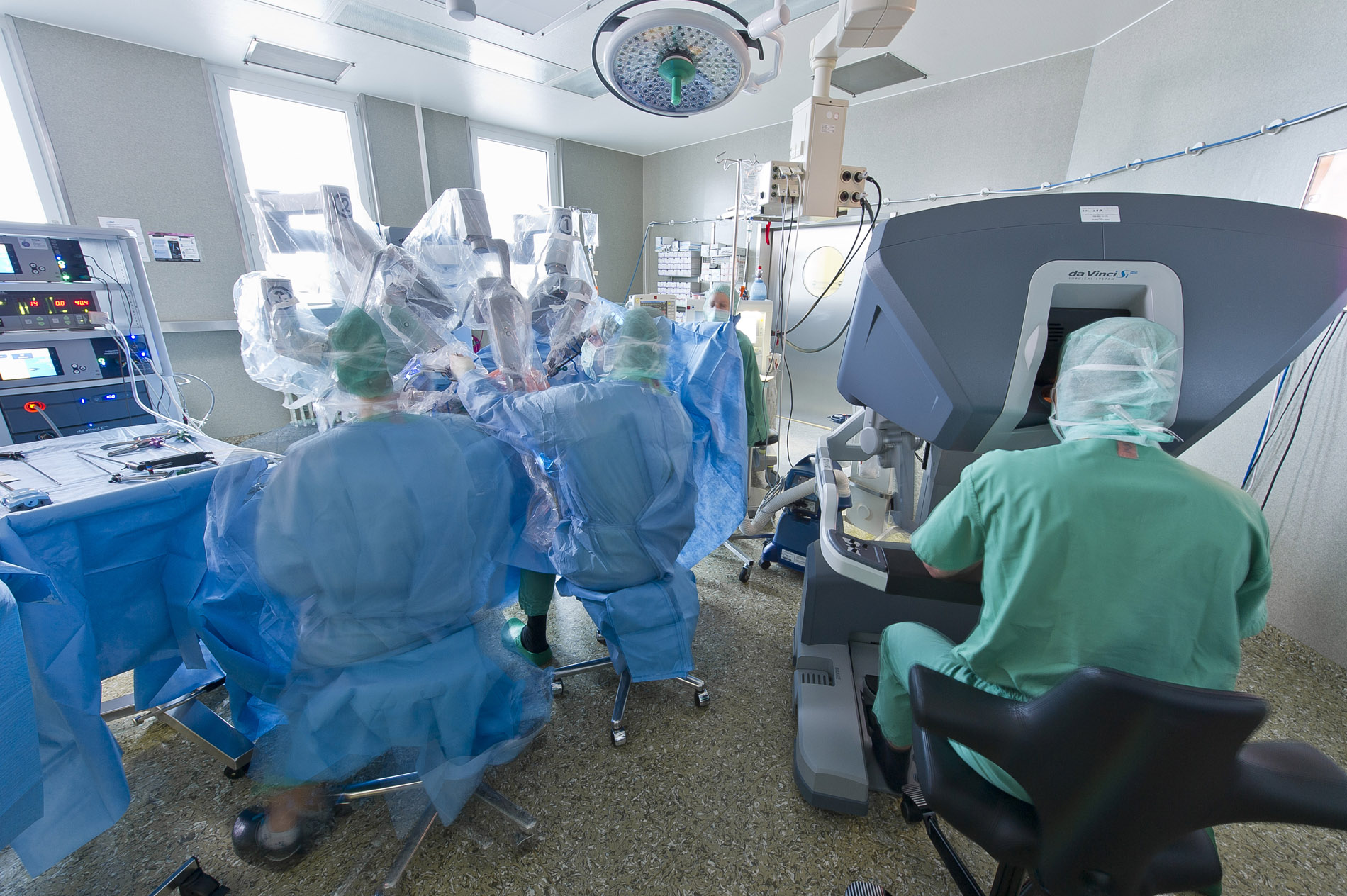 Fotografien von Operationen mit Robotertechnik