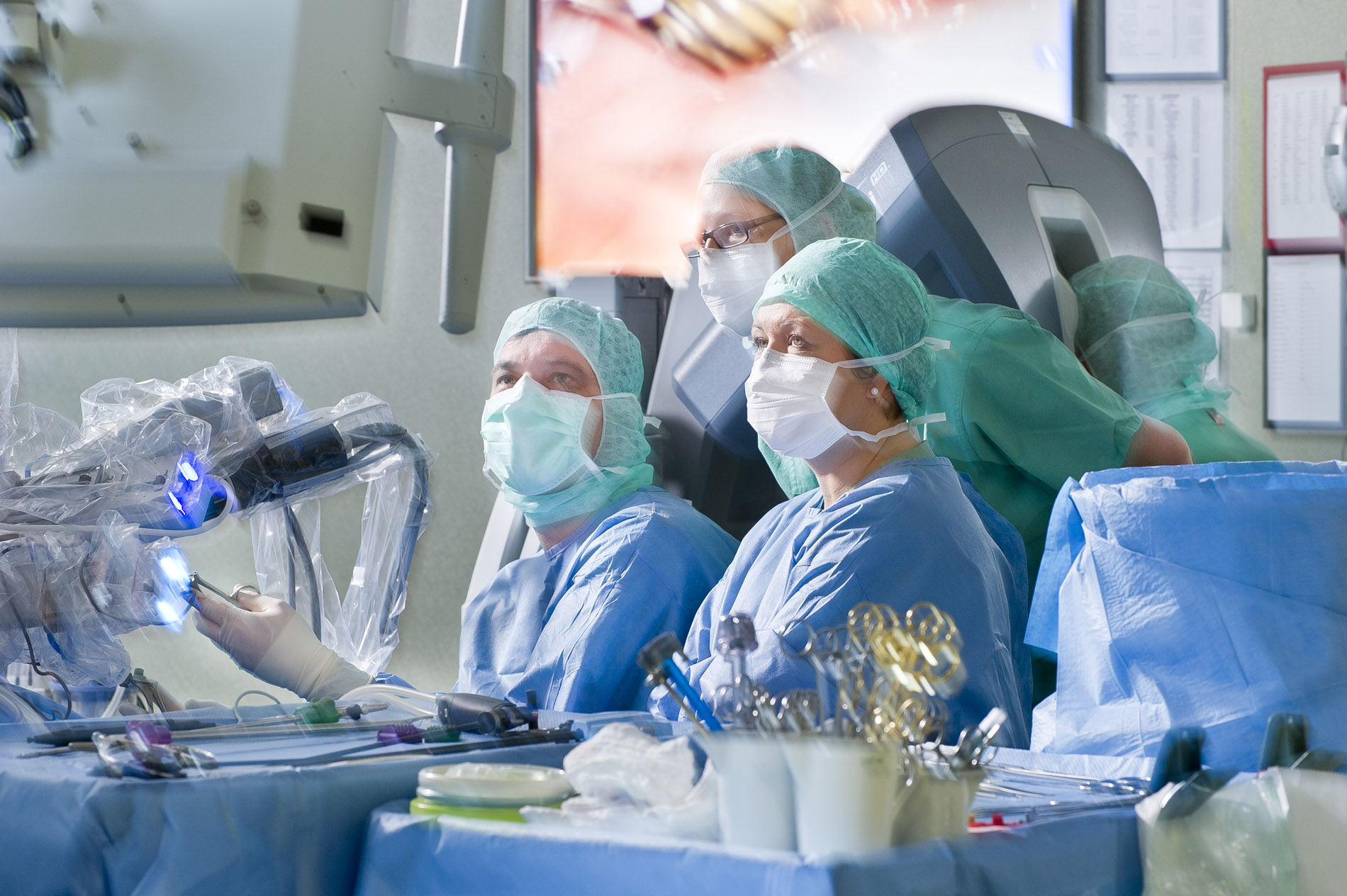 Fotografien von Operationen mit Robotertechnik